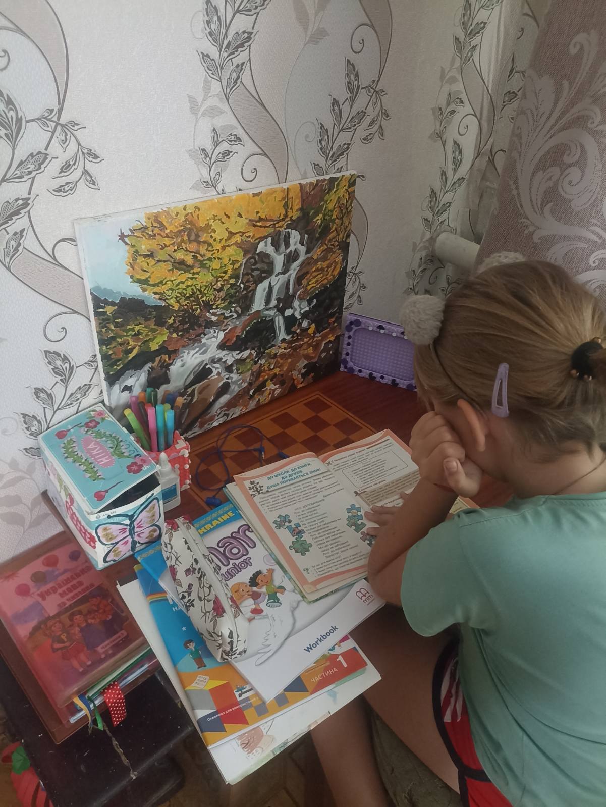 Тато на фронті, мама – на лікуванні. Історія сімʼї, яка взяла 9-річну дівчинку під патронат